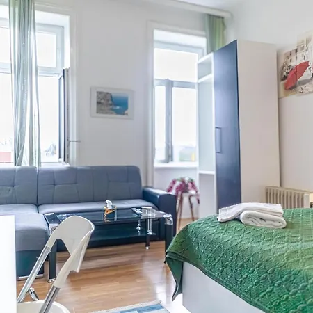 Apartment Homely Near Millenium Tower