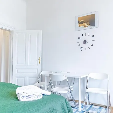 Apartment Homely Near Millenium Tower *