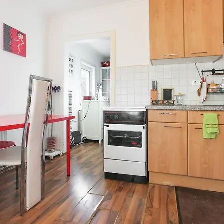 Penzion In House - Charming Retreat With Garden Metro Access