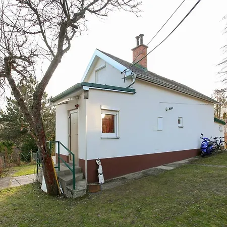 In House - Charming Retreat With Garden Metro Access
