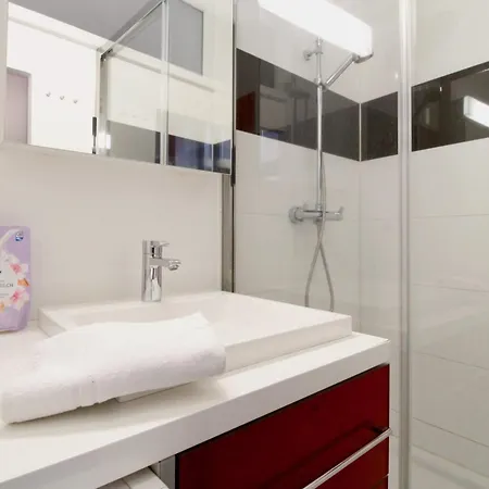 Bright Elegant Flat In Center