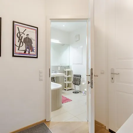 Chic Parisienne A - French Flair In The Heart Of *