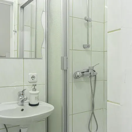 Chic 1br Well Connected To The Whole