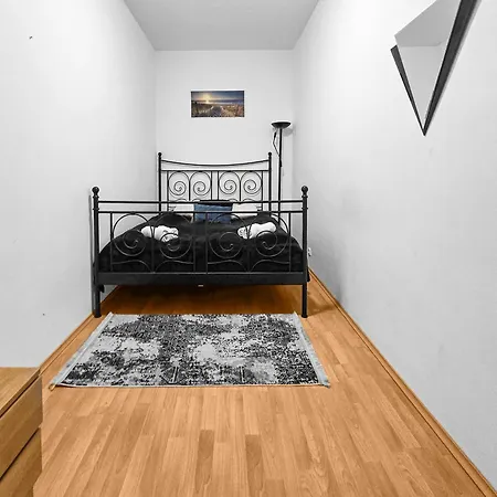 Modern Three-bedroom, Triple King Beds Apartment Vienna