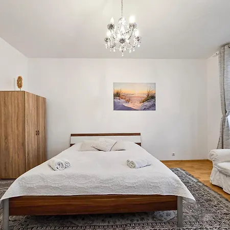 Modern Three-bedroom, Triple King Beds * Vienna