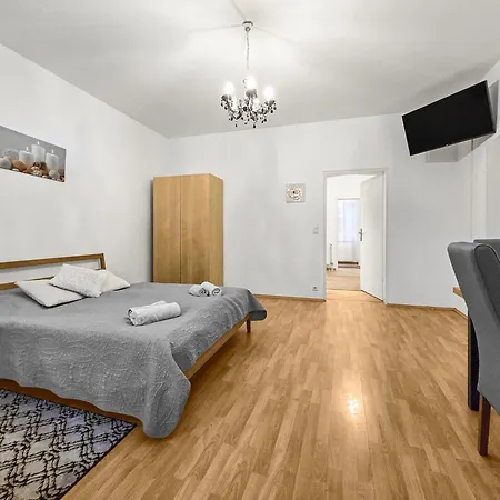 Modern Three-bedroom, Triple King Beds Apartment