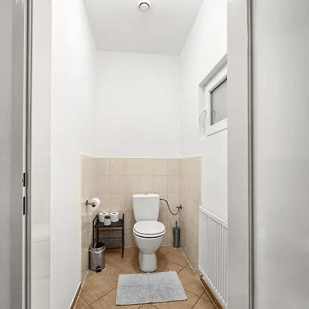 Modern Three-bedroom, Triple King Beds *