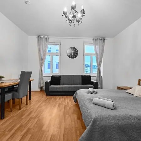 Modern Three-bedroom, Triple King Beds Vienna