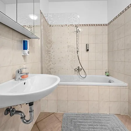 Apartment Modern Three-bedroom, Triple King Beds *