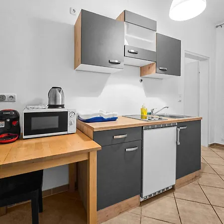 Modern Three-bedroom, Triple King Beds Apartment Vienna