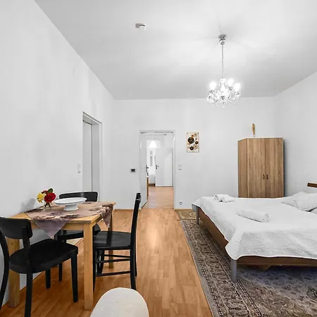 Apartment Modern Three-bedroom, Triple King Beds Vienna
