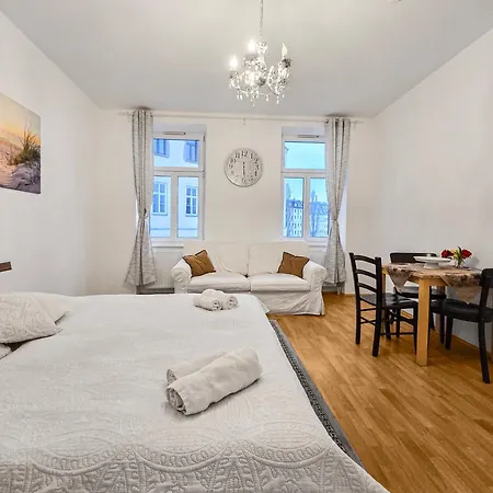Modern Three-bedroom, Triple King Beds Vienna
