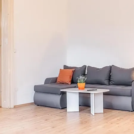 Affordable 2 Apts For 16p 4br Great For Families *
