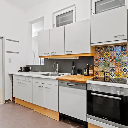 Apartamento Very Spacious With A Wintergarden And Terrace, 1 Minute To Tram Station