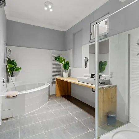 Very Spacious With A Wintergarden And Terrace, 1 Minute To Tram Station