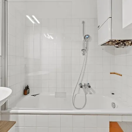 Spacious Next To Shopping Mall Apartament *