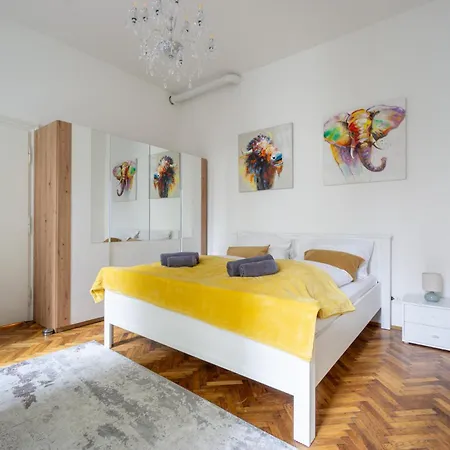 In Viennese Old Building Apartamento