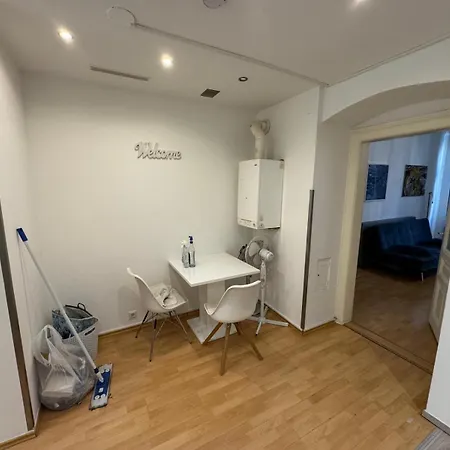 Apartment Comfy 1-bedroom Apartment, 10 Min To Westbahnhof *