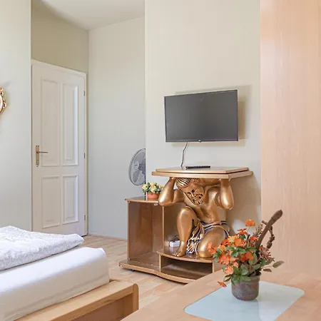 Exquisite In Shared With Garden & Parking