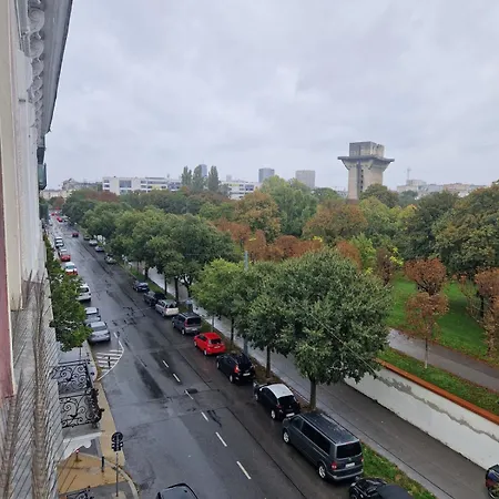 Beautiful Flat Overlooking A Great Park