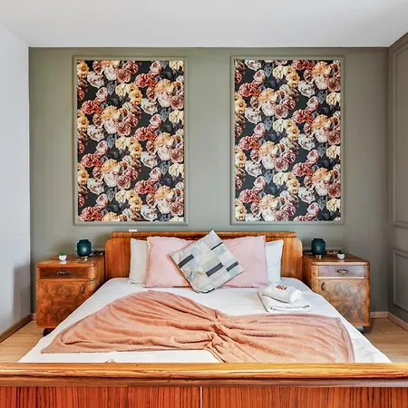 Vibestudio Vintage Flower - - New - Ac