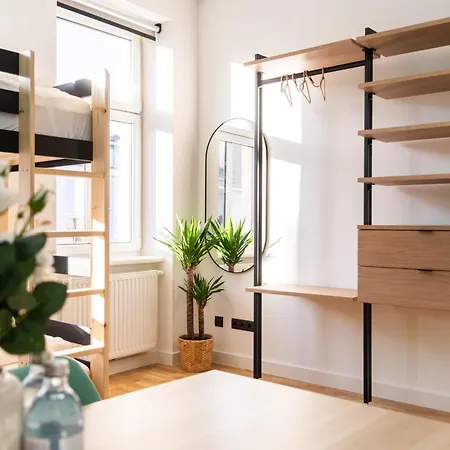 Myflat - Bright Near Station Apartment Wien