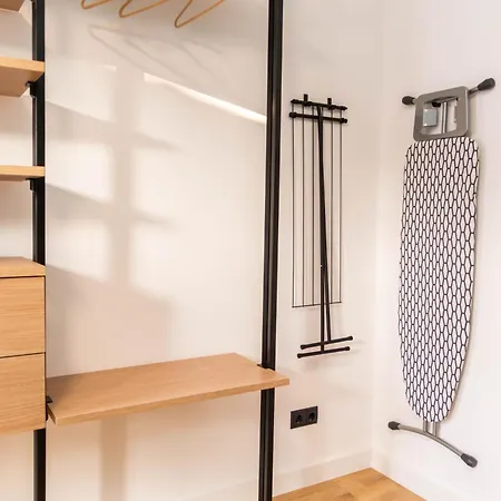 Myflat - Bright Near Station Apartment