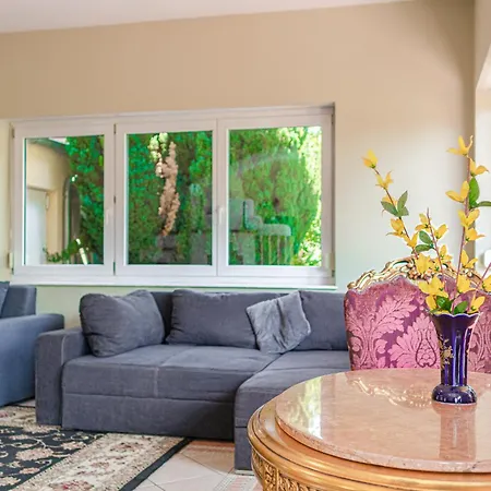 Exquisite In Shared With Garden & Parking *