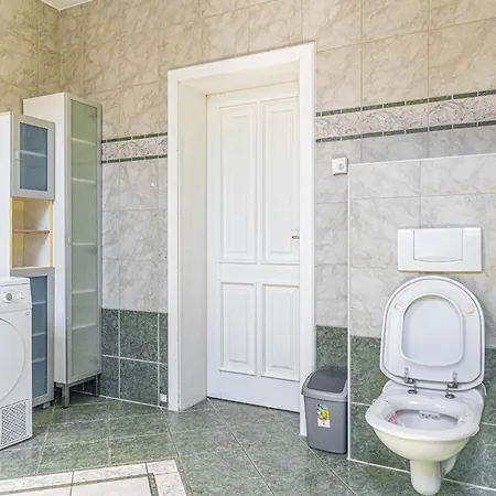 Apartment Exquisite In Shared With Garden & Parking *