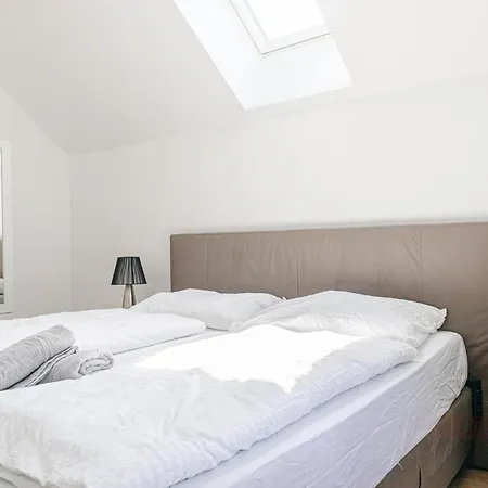 Exquisite In Shared With Garden & Parking *