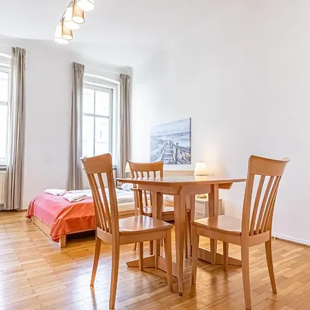 Simple Near Wiener Stadthalle Apartment