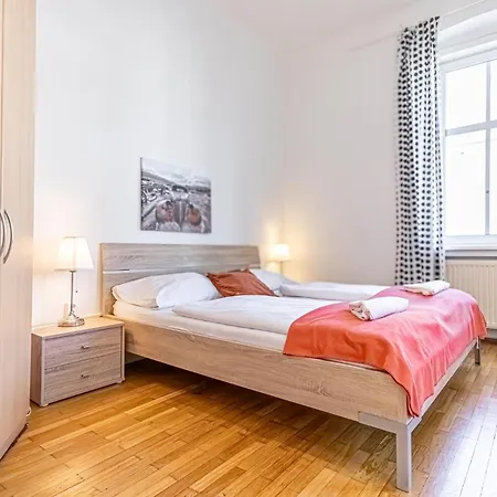 Simple Near Wiener Stadthalle Apartment *
