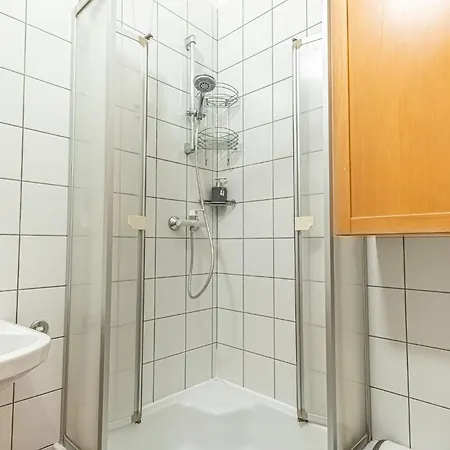 Simple Near Wiener Stadthalle Apartment *