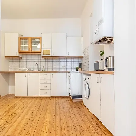 Simple Near Wiener Stadthalle Apartment Vienna