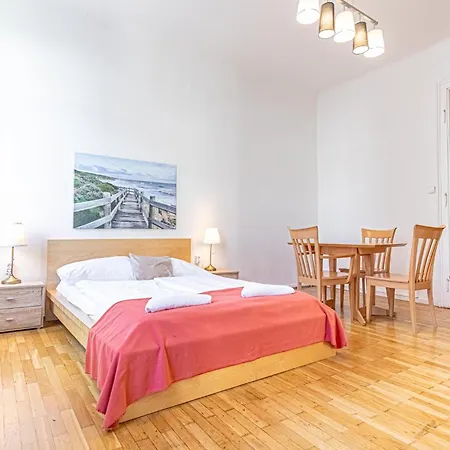 Simple Near Wiener Stadthalle Apartment *