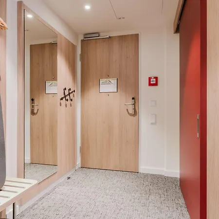 Ξενοδοχείο Hampton By Hilton West 3*