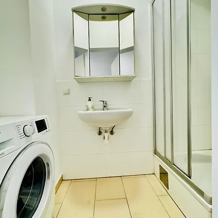 Lovely 2br For 5people, Only 17 Minute Walk To Schoenbrunn Apartment Wien