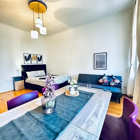 2br For 6 People, Only 17 Minute Walk To Schoenbrunn *