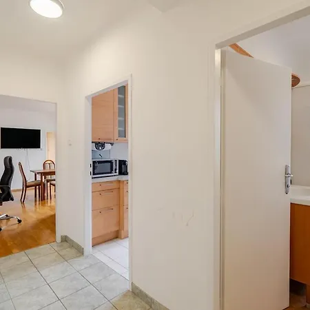 Close To Centre And Next To Hbf And Easy From Airport *