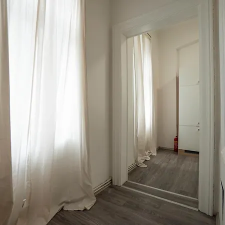 Bright 15 Min From The Center Apartment Vienna