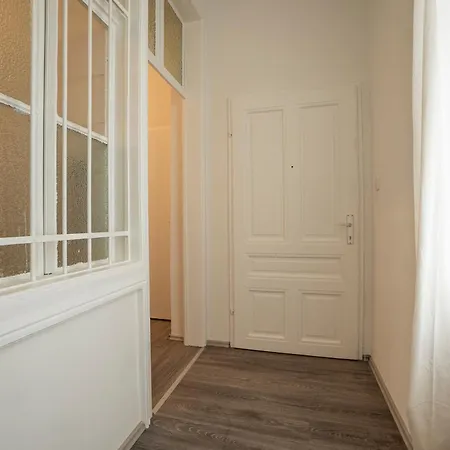 Bright 15 Min From The Center Apartment Vienna