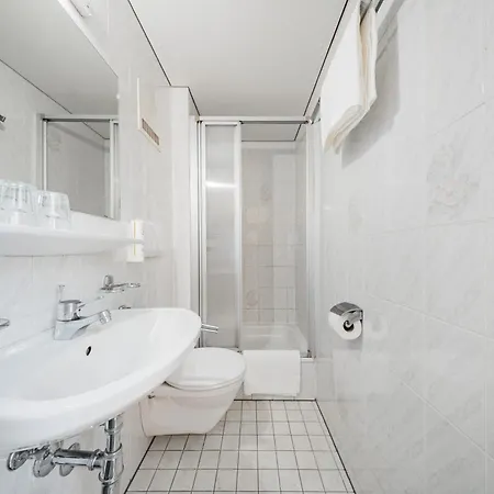 West Business Hotel 2*