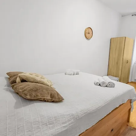 Adalbert Apartment *