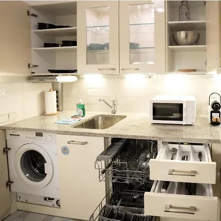 Premium With Free Parking - 15 Min To Center Apartment *