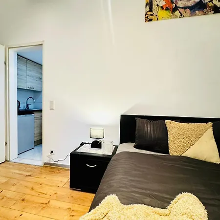 For 2p, 15minutes To Rathausplatz Apartment *