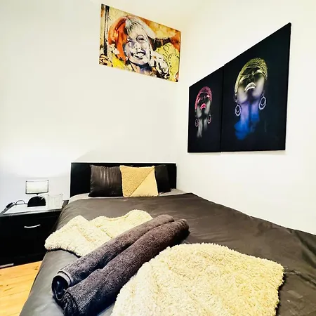For 2p, 15minutes To Rathausplatz Apartment *