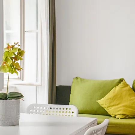 Comfortable 2br And Well Connected Apartment *