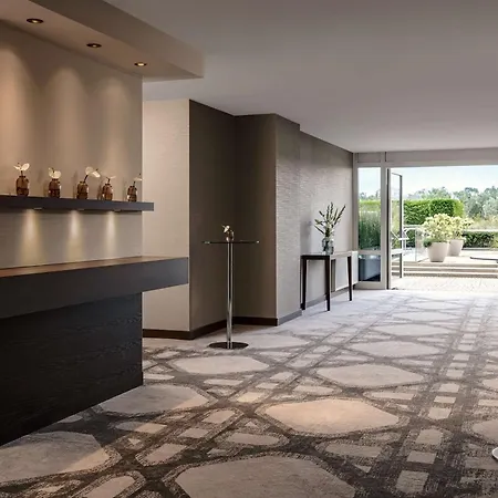 Hilton Waterfront 4*