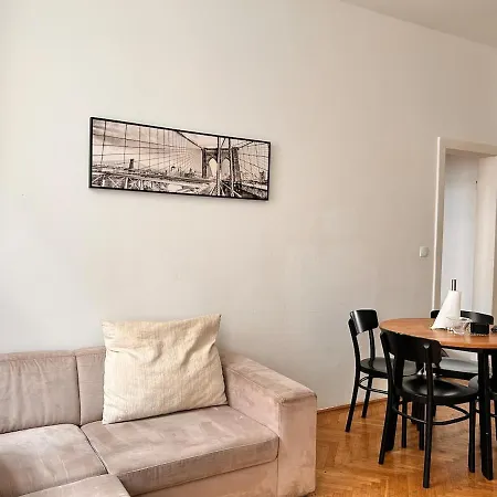 Spacious 4-room For 6 - Near Subway Apartment