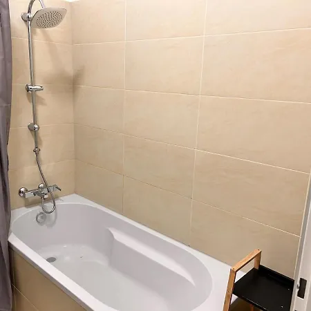 Spacious 4-room For 6 - Near Subway Apartment *